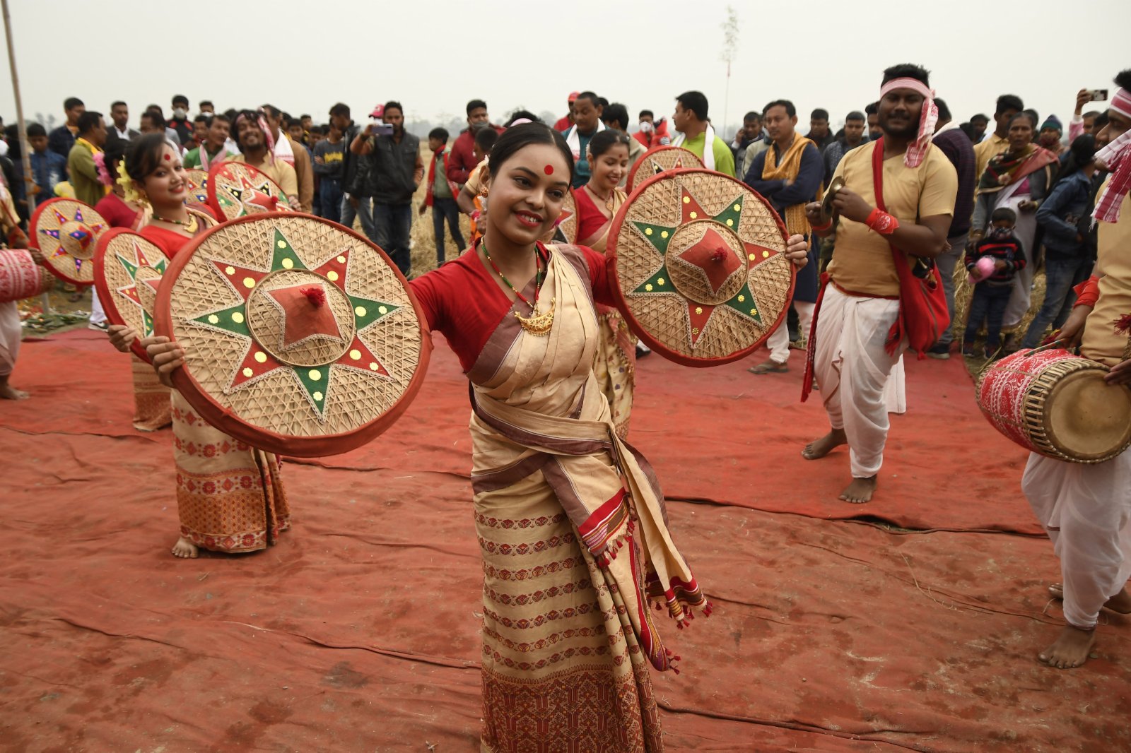 1月14日，在印度東北部阿薩姆邦的鄉間，村民載歌載舞參加豐收慶祝活動。（新華社）