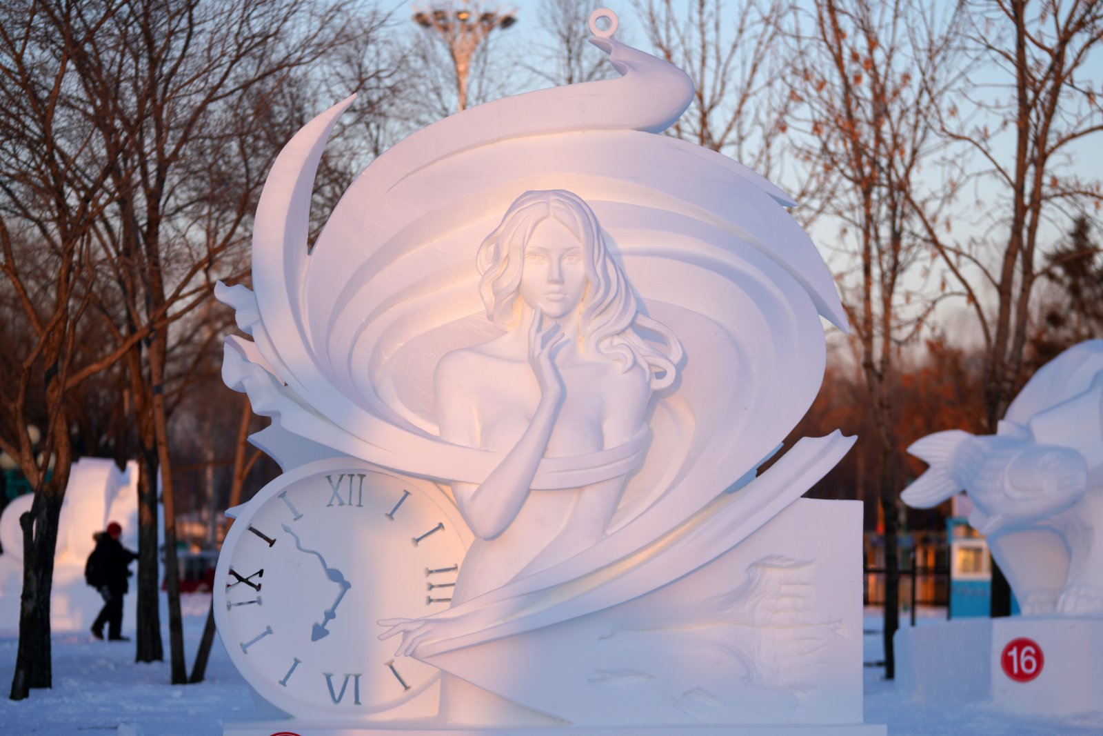 第二十八屆全國雪雕比賽最佳創意獎作品《時光洪流》。（新華社）