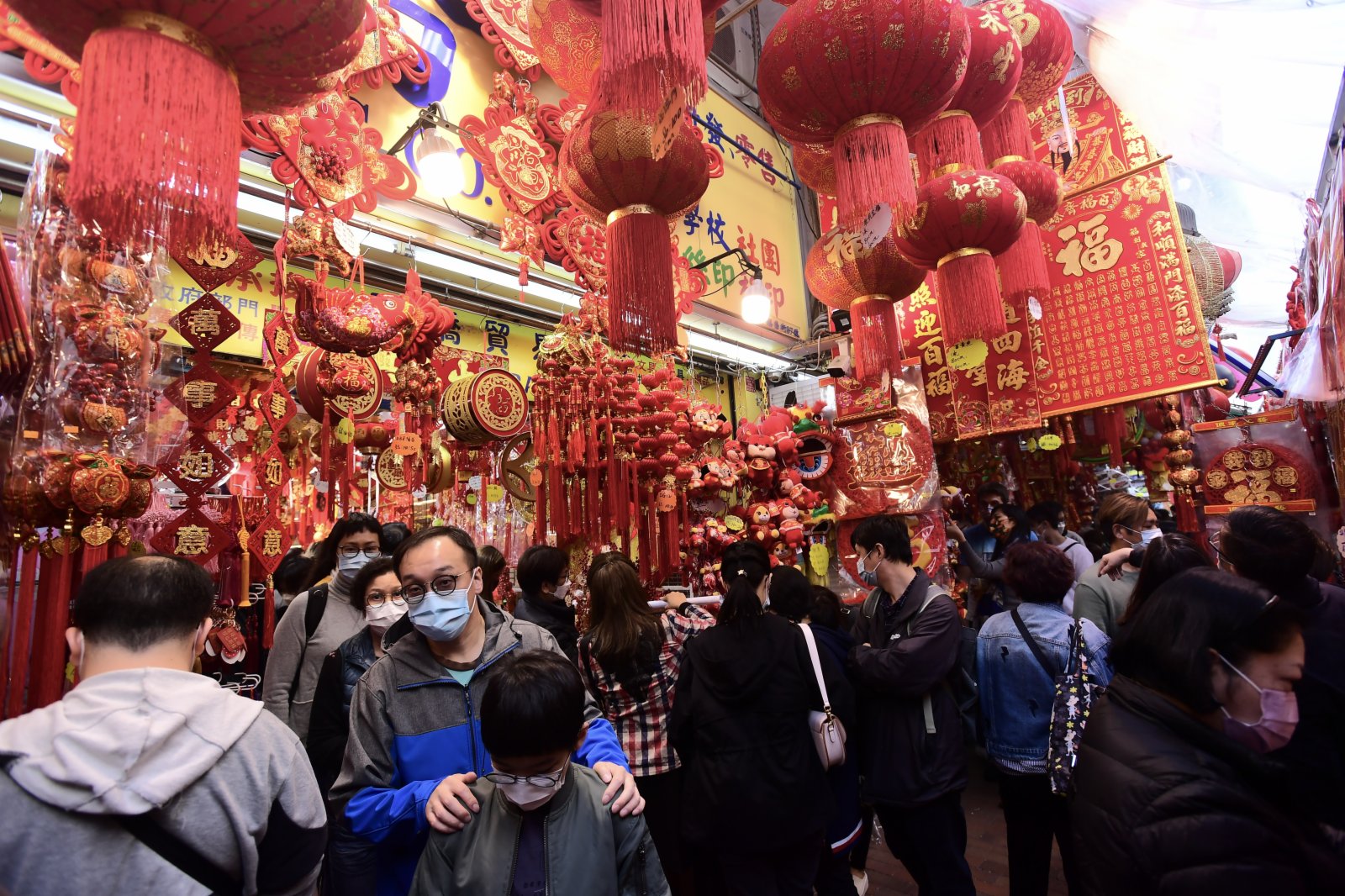 大批市民前往深水埗富榮街兩旁商鋪購買虎年賀年飾物。（香港中通社）

