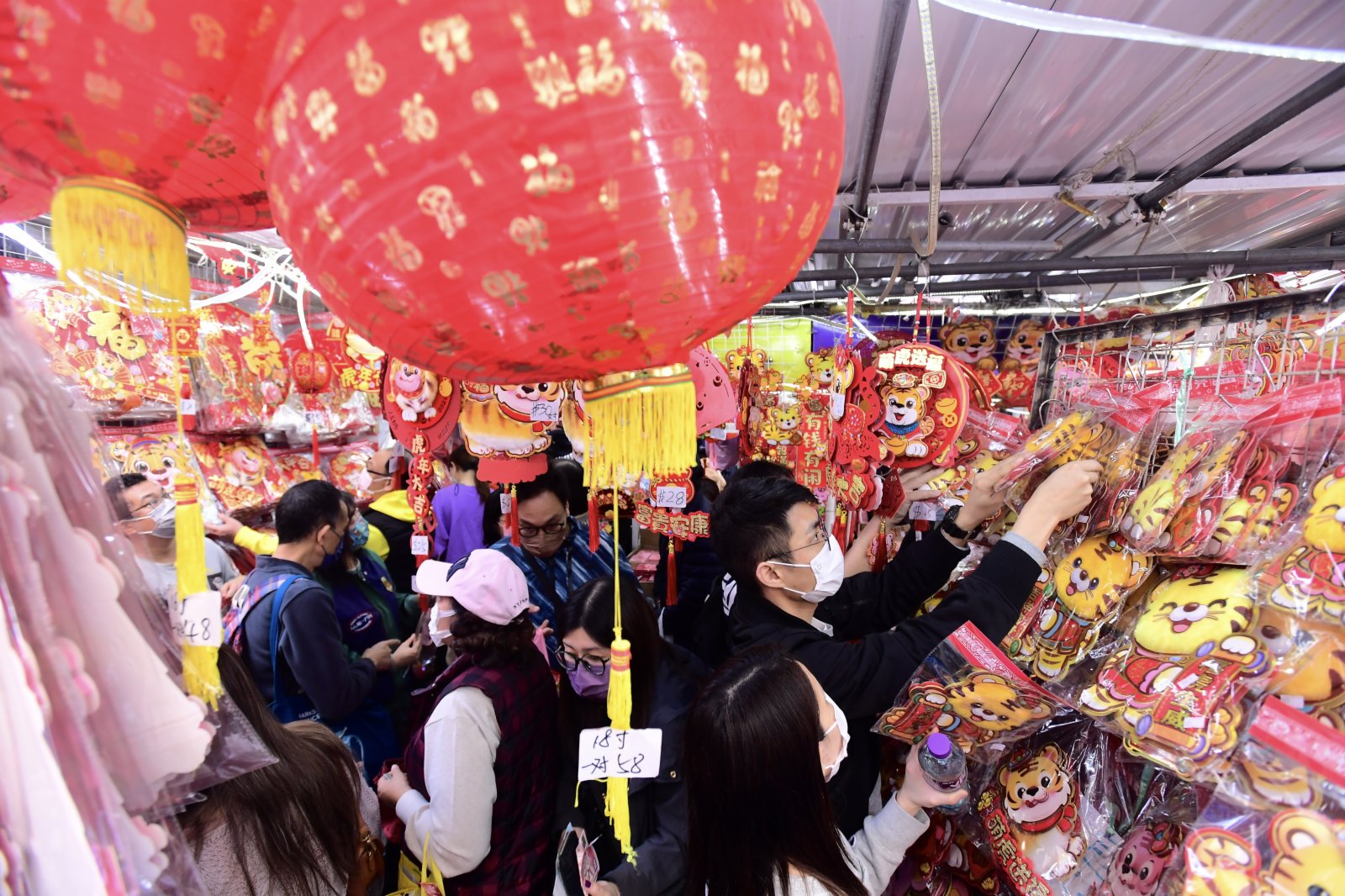大批市民前往深水埗富榮街兩旁商鋪購買虎年賀年飾物。（香港中通社）
