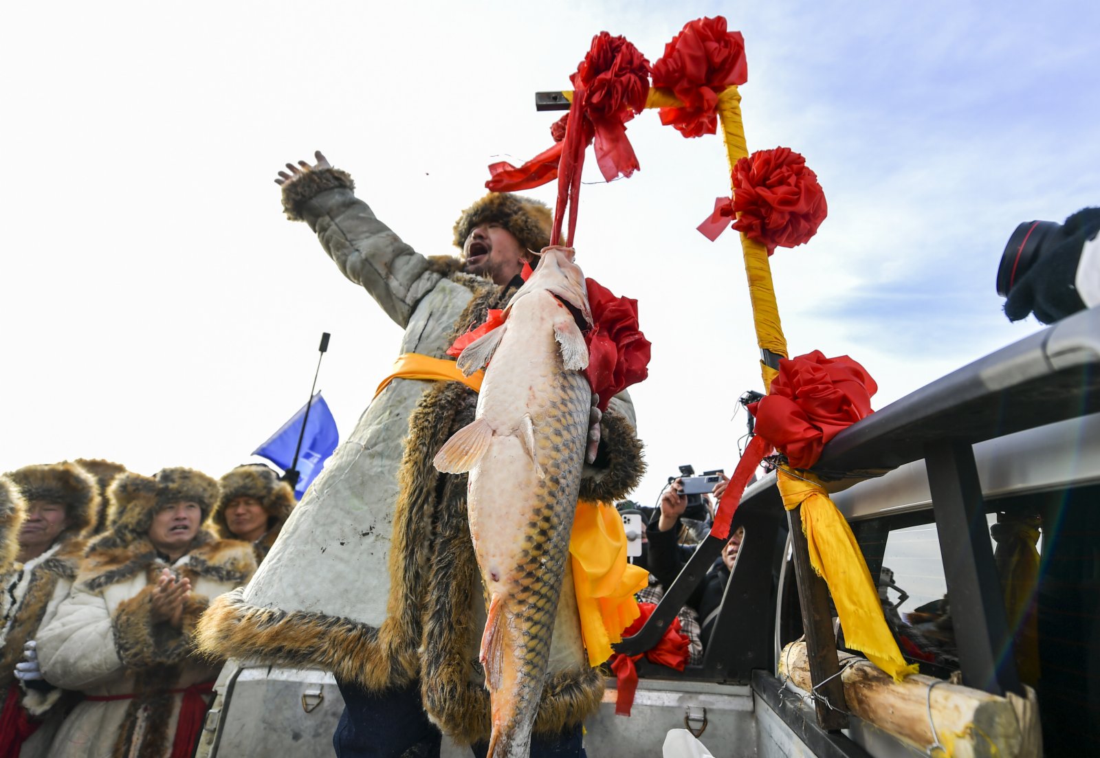 圖為魚把頭張江海將18公斤重的頭魚懸掛于汽車之上，該頭魚在拍賣環節拍出了近42萬元人民幣的高價。 