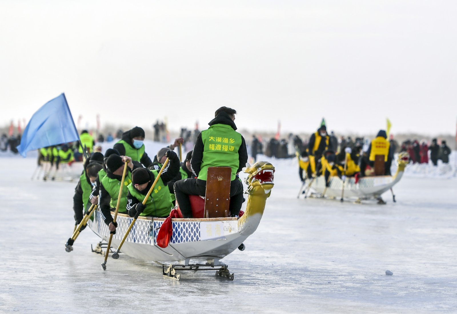 圖為民眾參與冰上龍舟比賽。 