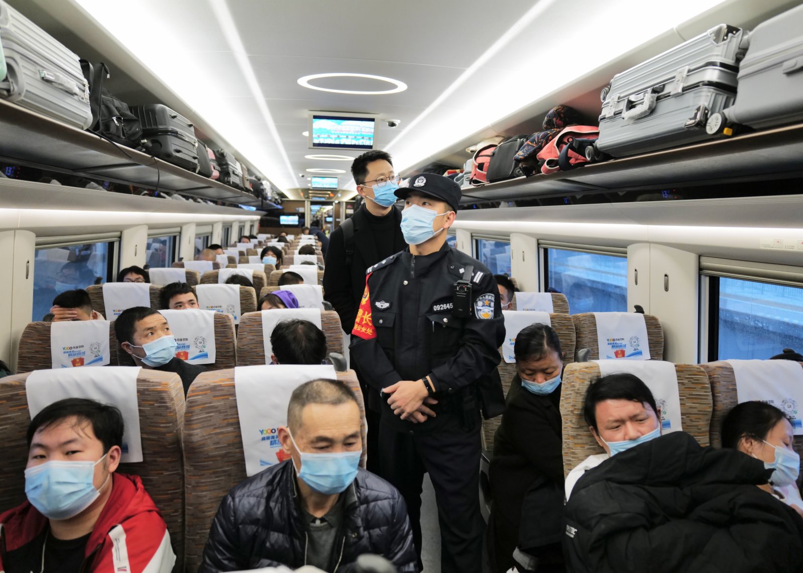 1月17日，2022年春運大幕開啟，在深圳北站開往合肥南站的G636次高鐵列車上，深圳乘警巡視車廂。（中新社）