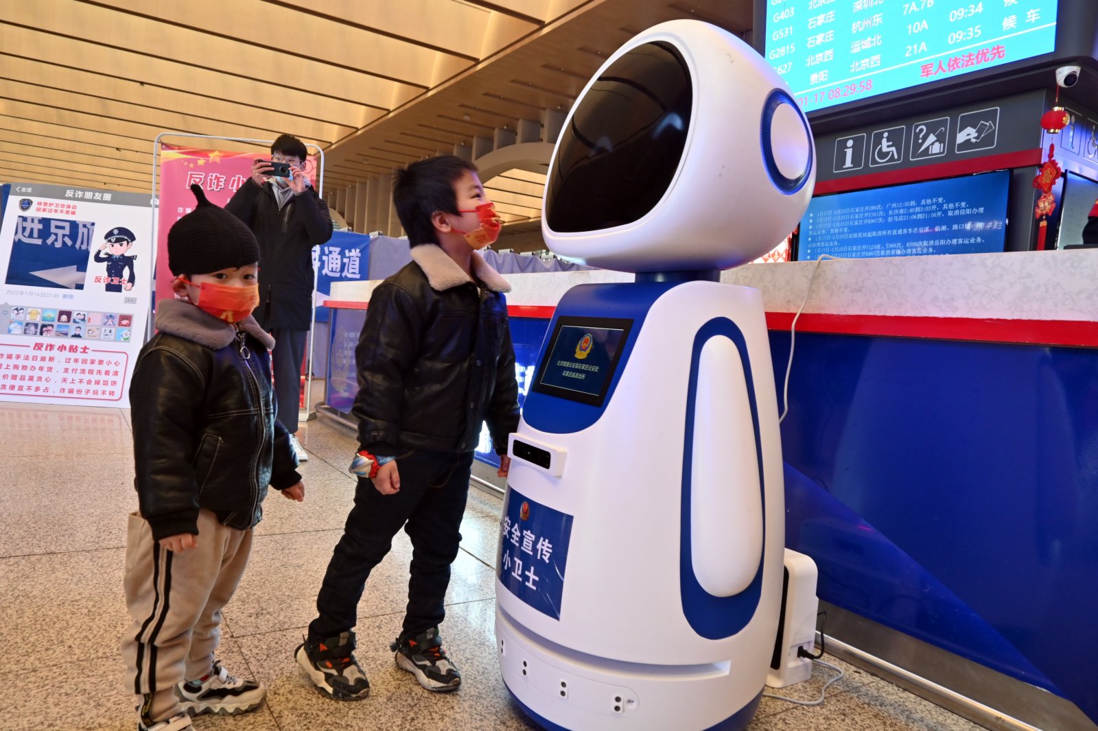 一台呆萌的「安全宣傳小衛士」機器人亮相石家莊火車站候車大廳。（中新社）