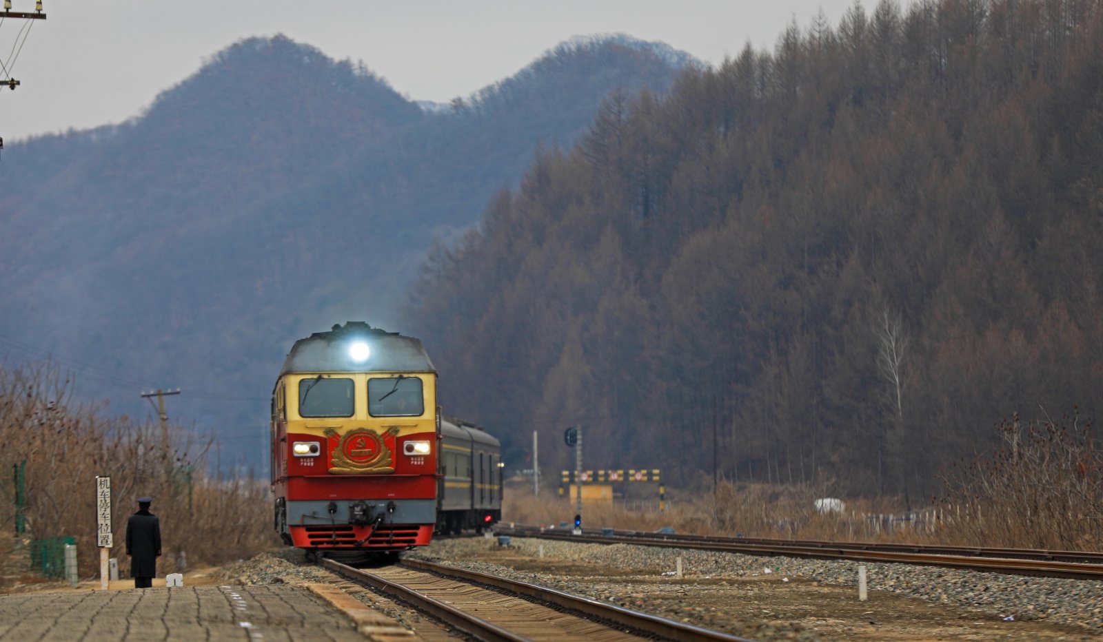 1月15日，4318次列車即將到達遼寧省鳳城市石城站。（新華社）
