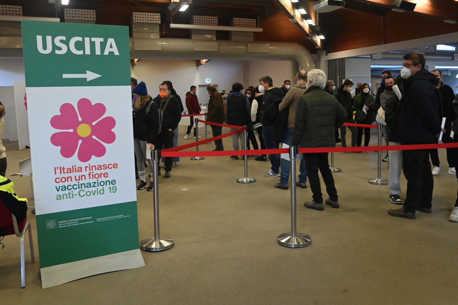 1月16日，人們在意大利博洛尼亞一處新冠疫苗接種中心排隊等待接種新冠疫苗。（新華社）
