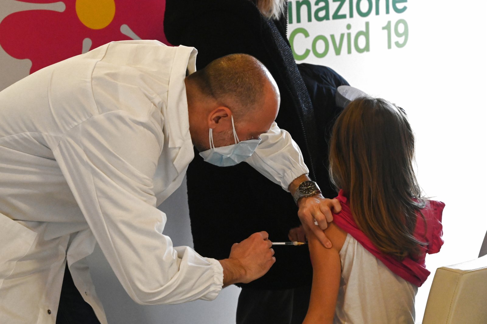 1月16日，一名兒童在意大利博洛尼亞一處新冠疫苗接種中心接種新冠疫苗。（新華社）
