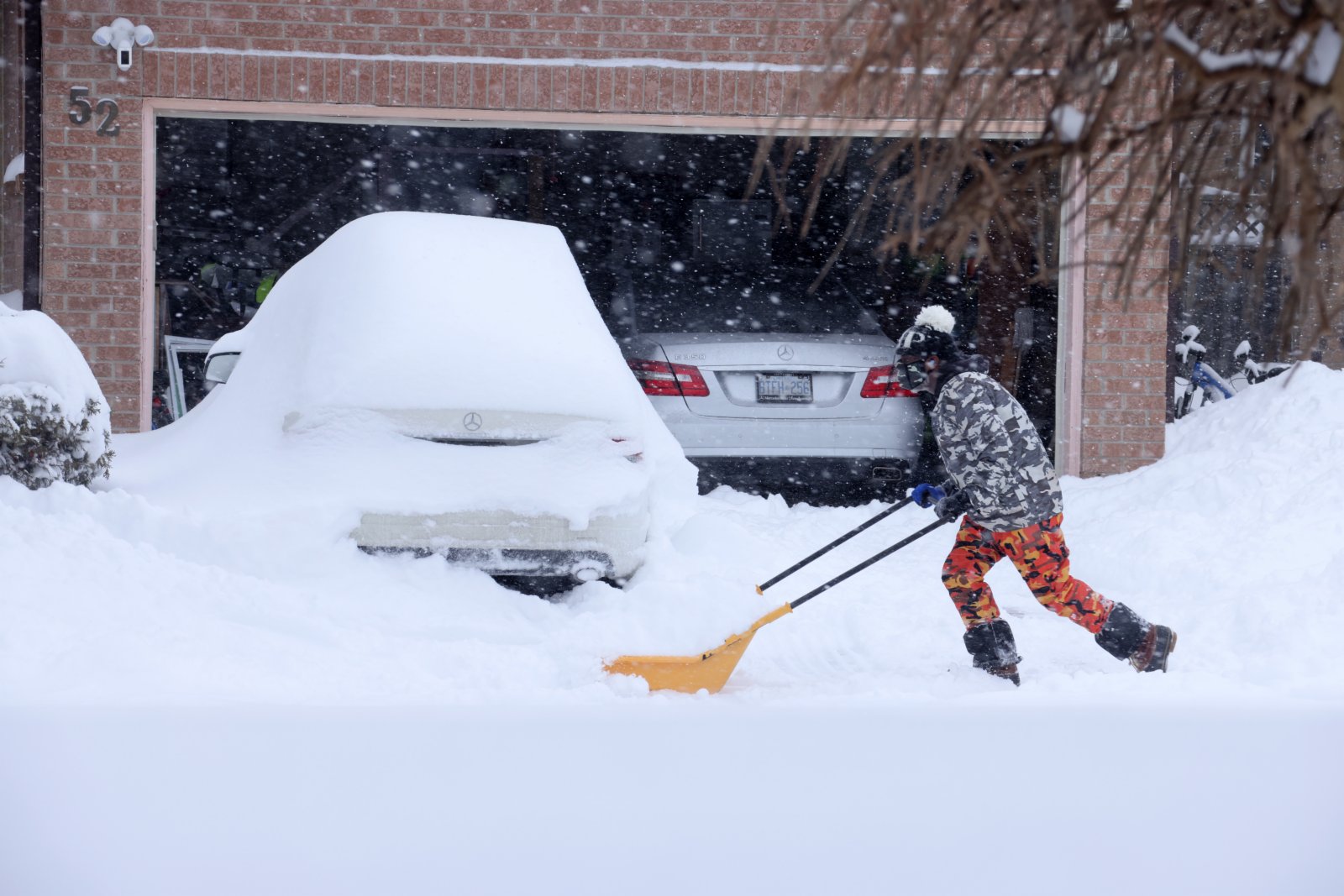 居民清理住宅門前的積雪。（中新社）