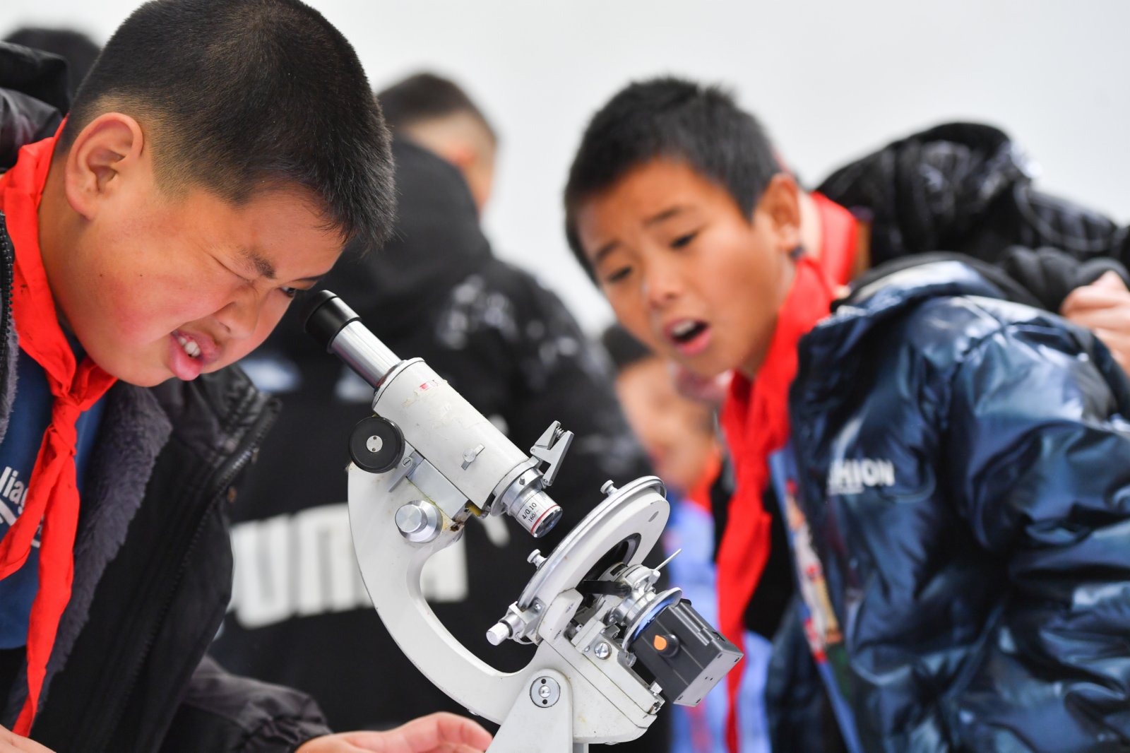 1月19日，在湖南省瀏陽市小河鄉的星河天文台，學生通過顯微鏡觀看隕石切片。（新華社）