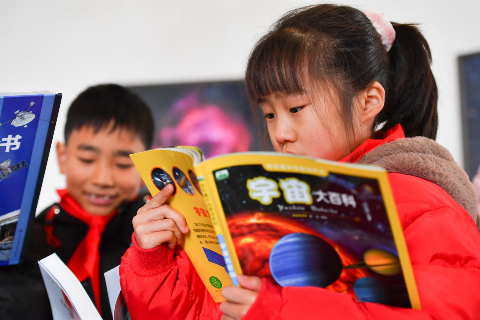 1月19日，在湖南省瀏陽市小河鄉的星河天文台，學生閱讀天文科普圖書。（新華社）
