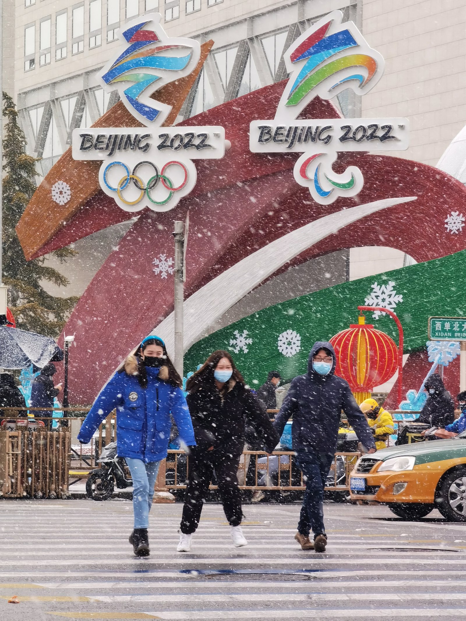 1月20日，幾名行人冒雪從北京西單街頭走過(手機照片)。（新華社）