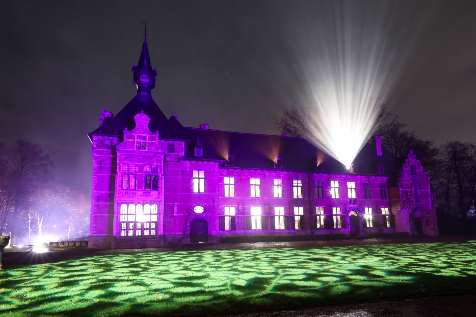 這是1月20日在比利時布魯塞爾附近的拜加登城堡拍攝的一處燈光裝置。（新華社）