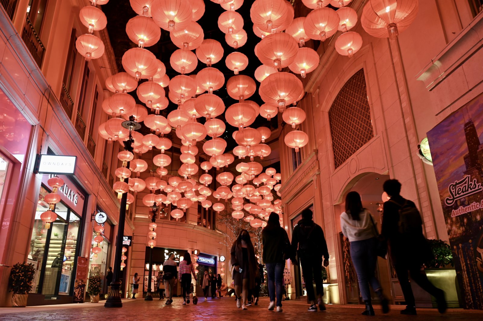 1月20日晚，香港灣仔利東街掛滿大紅燈籠和新春裝飾，迎接新春到來。（中新社）