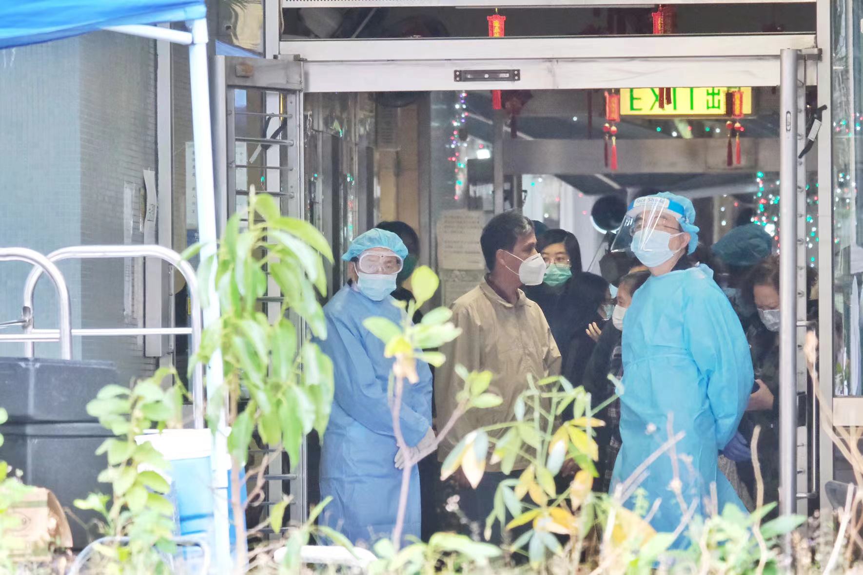 映葵樓今日(22日)凌晨4時起被圍封強檢,居民須留在其處所並接受強制檢測。(大公文匯全媒體記者麥鈞傑 攝) 映葵樓今日(22日)凌晨4時起被圍封強檢,居民須留在其處所並接受強制檢測。(大公文匯全媒體記者麥鈞傑 攝)