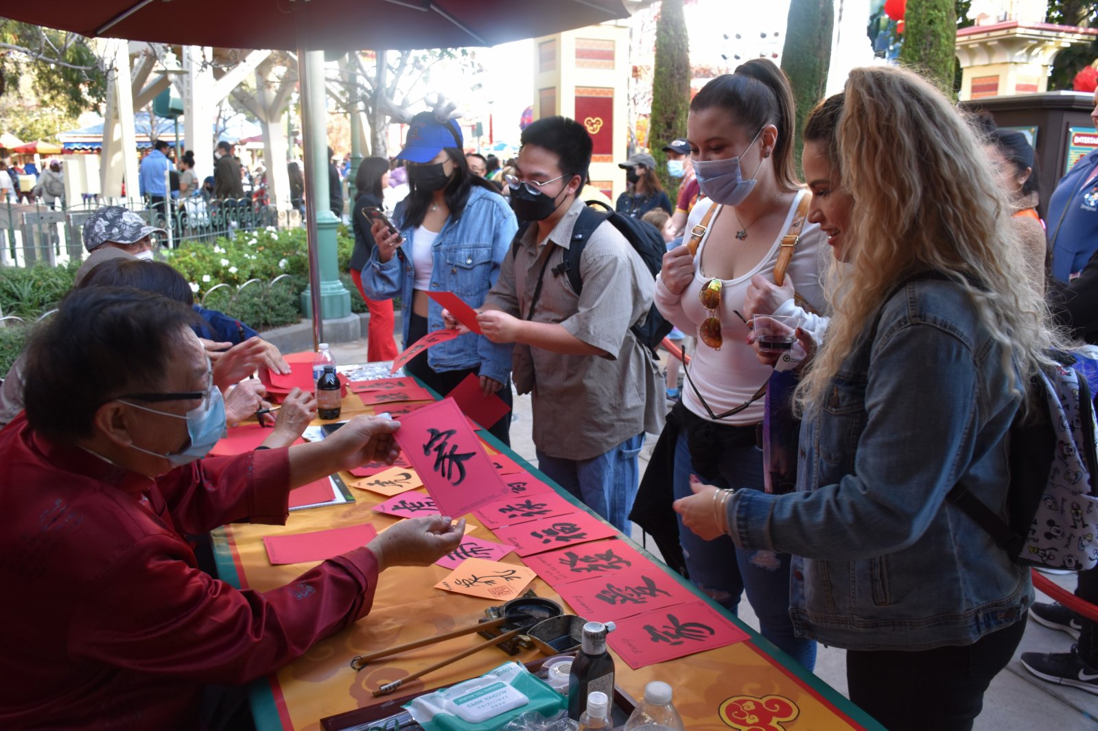 1月21日，在美國加利福尼亞州迪士尼冒險樂園，遊客欣賞漢字書法作品。