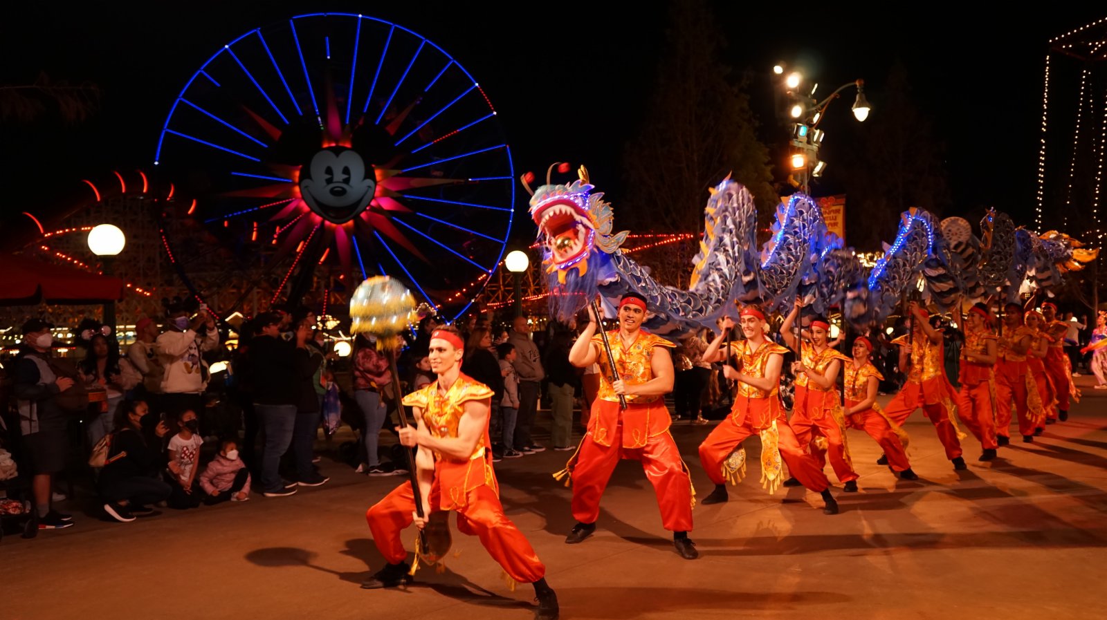 1月21日，在美國加利福尼亞州迪士尼冒險樂園，遊客觀看舞龍表演。