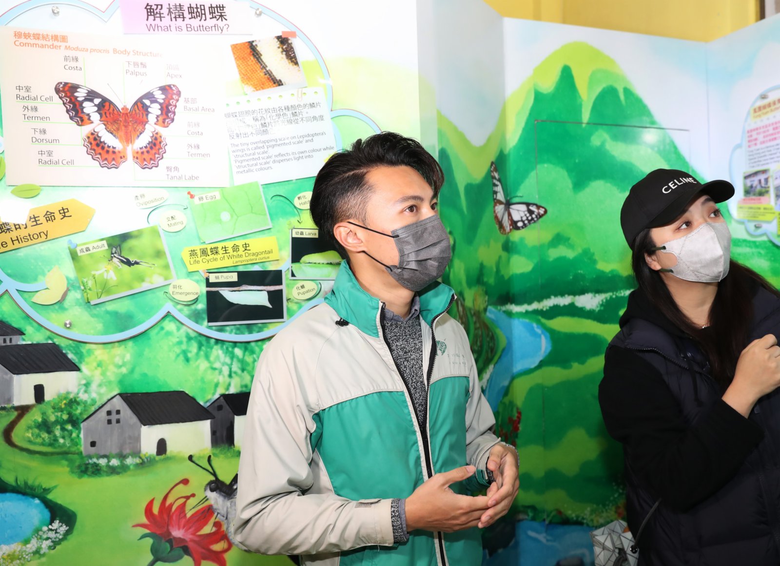 鳳園蝴蝶保育區助理項目經理陳嘉宏（左）向記者介紹蝴蝶保育區的情況。（新華社）
