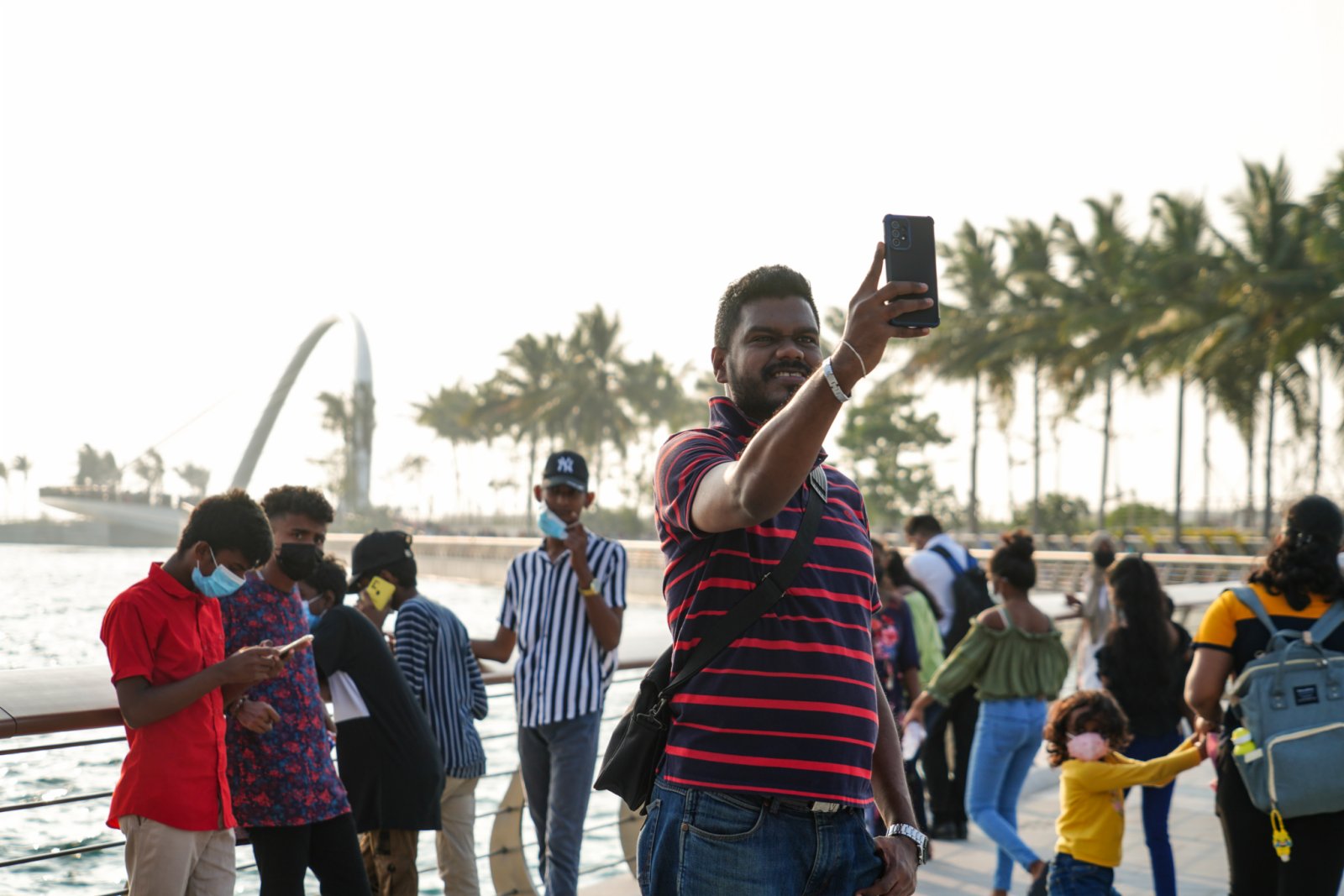 1月22日，遊客在斯裏蘭卡科倫坡港口城的海濱長廊自拍。（新華社）