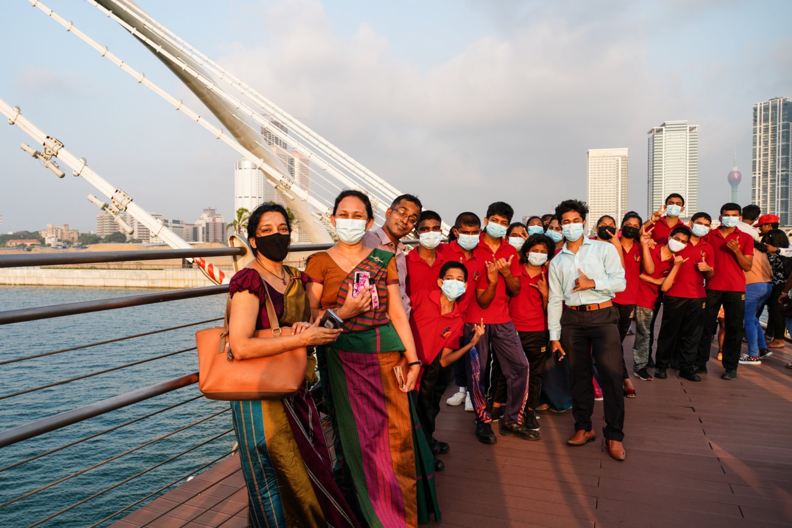 1月22日，當地聾啞學校的學生在老師帶領下參觀斯裏蘭卡科倫坡港口城並在步行橋上留影。（新華社）