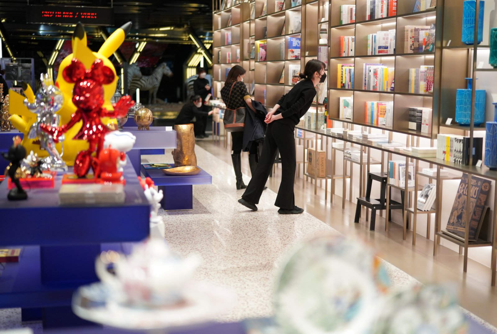 1月24日，顧客在西安一家商場內選購圖書。（新華社）