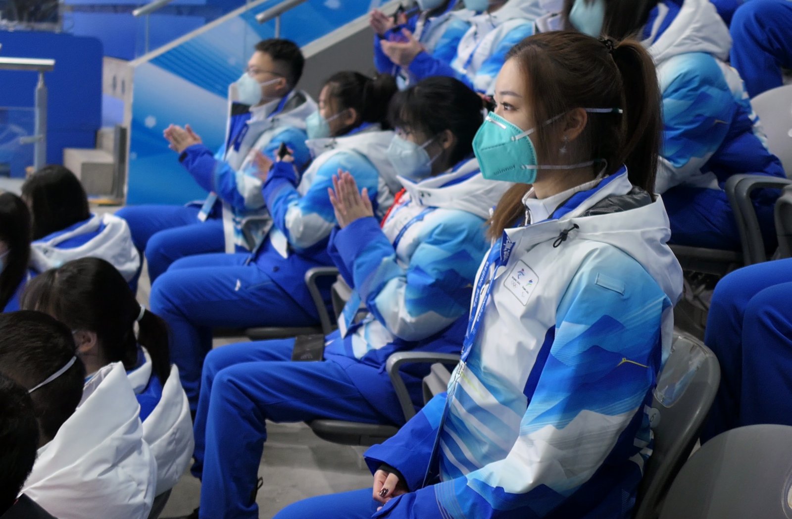在國家體育館，陳博（前）參與冬奧志願服務培訓（1月24日攝，手機照片）。（新華社）