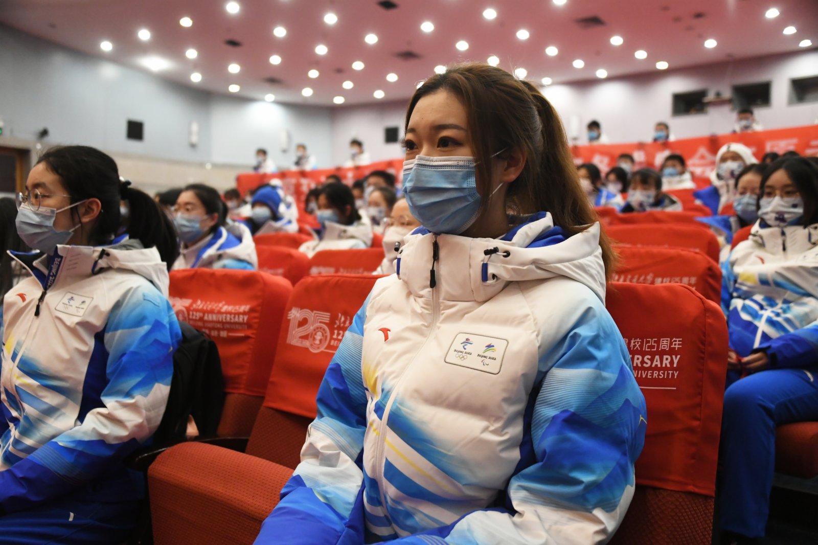 陳博（前）參加北京交通大學2022年冬奧會和冬殘奧會志願者出征儀式（1月23日攝）。（新華社）