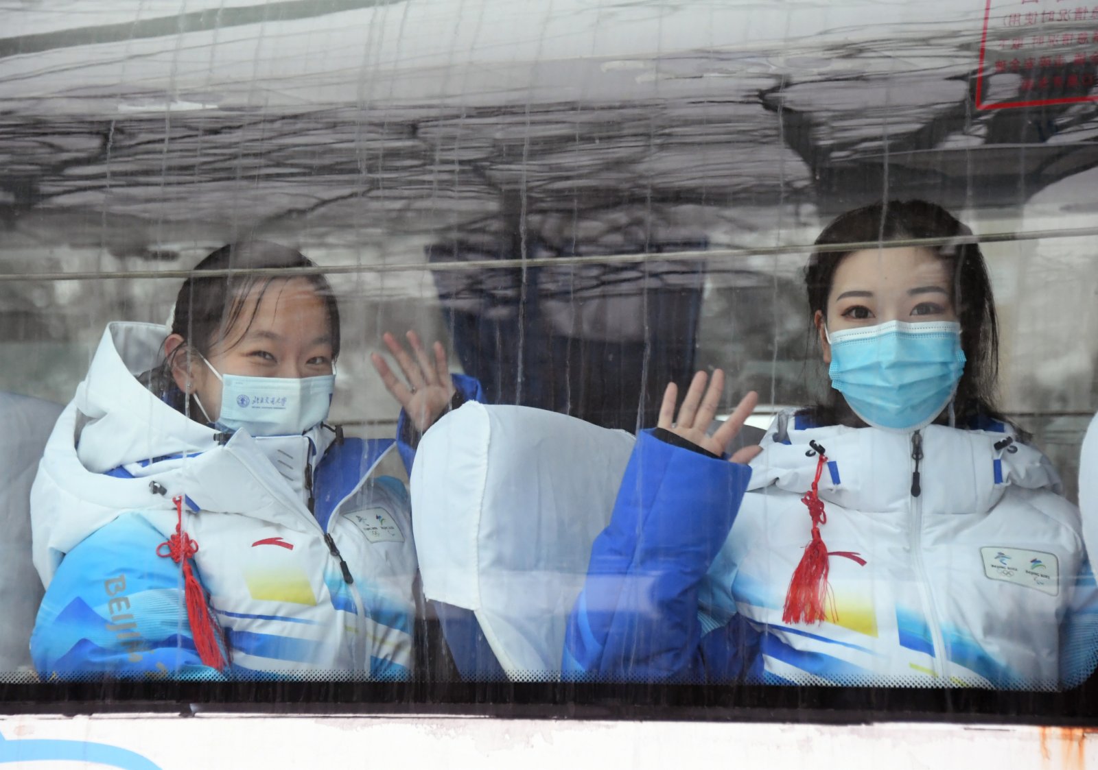 在北京交通大學，陳博（右）與暫未出發的志願者揮手告別（1月23日攝）。（新華社）