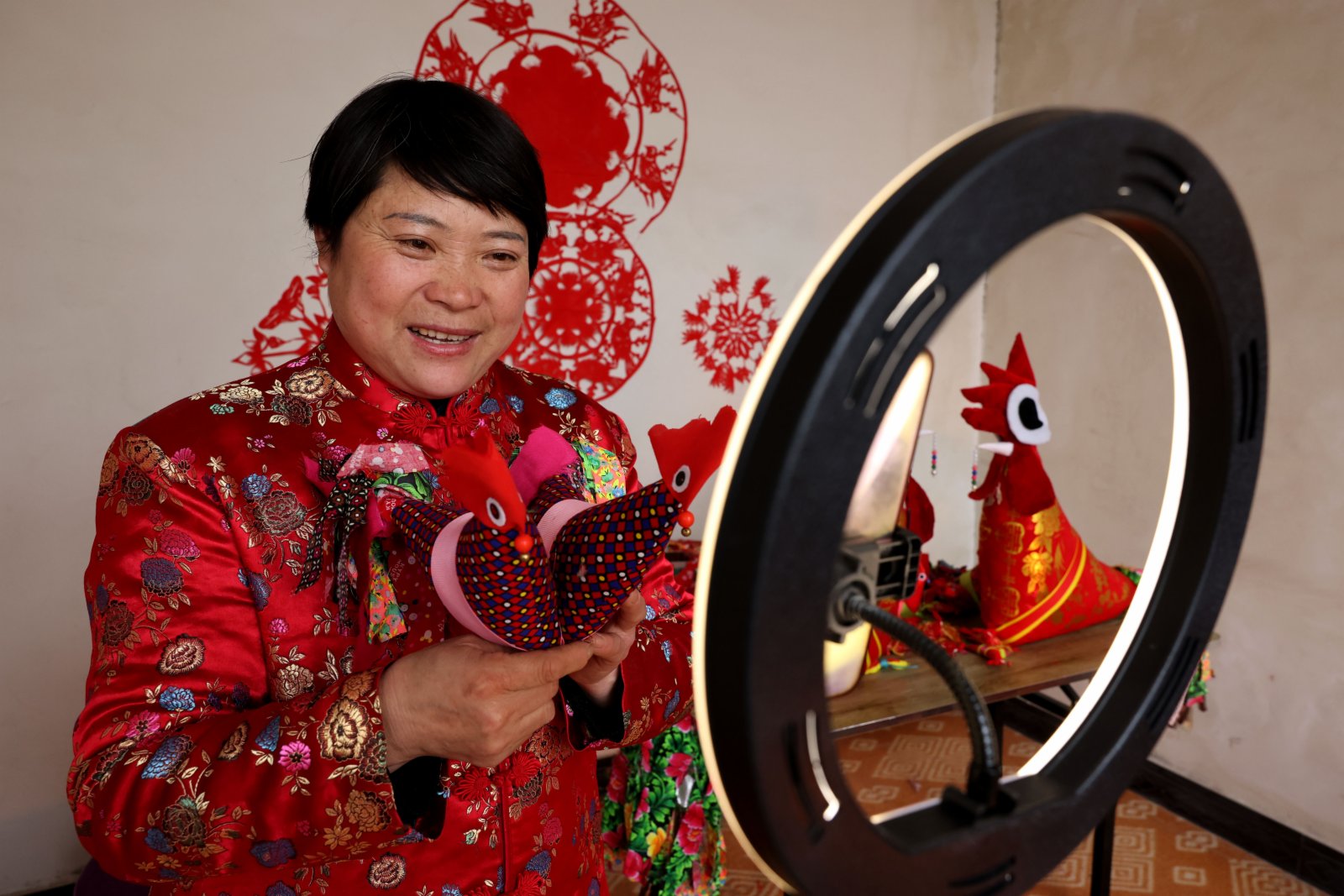 山東省棗莊市台兒莊區民間手工藝人趙瑞雪在家中直播銷售自己縫製的「春雞」。新華社