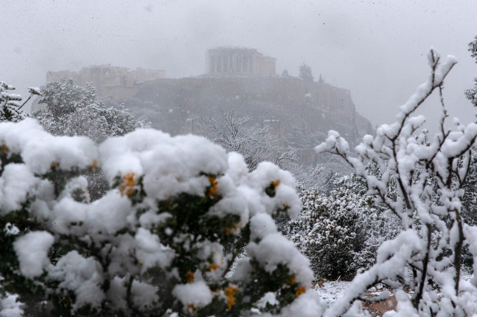 這是1月24日拍攝的雪中的希臘雅典衛城。（新華社）