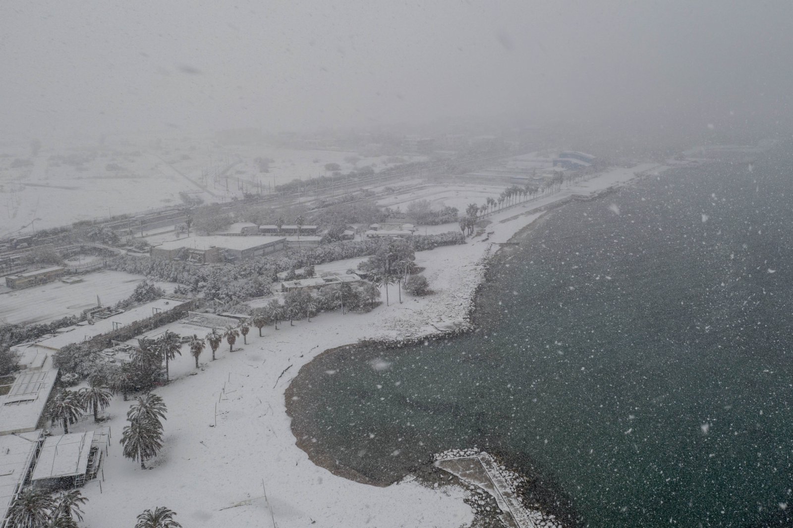 這是1月24日在希臘雅典南郊拍攝的雪景（無人機照片）。（新華社）