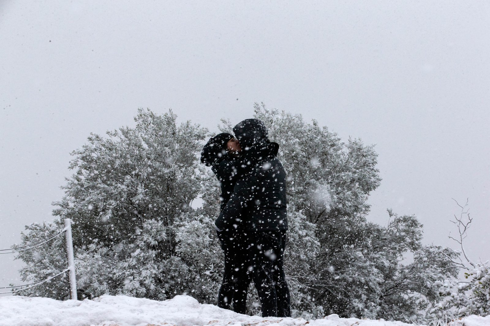 1月24日，在希臘雅典，一對情侶在雪中擁吻。（新華社）