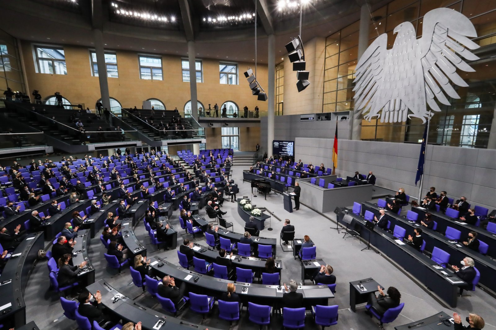 這是1月27日在德國首都柏林的德國國會大廈拍攝的紀念活動現場。