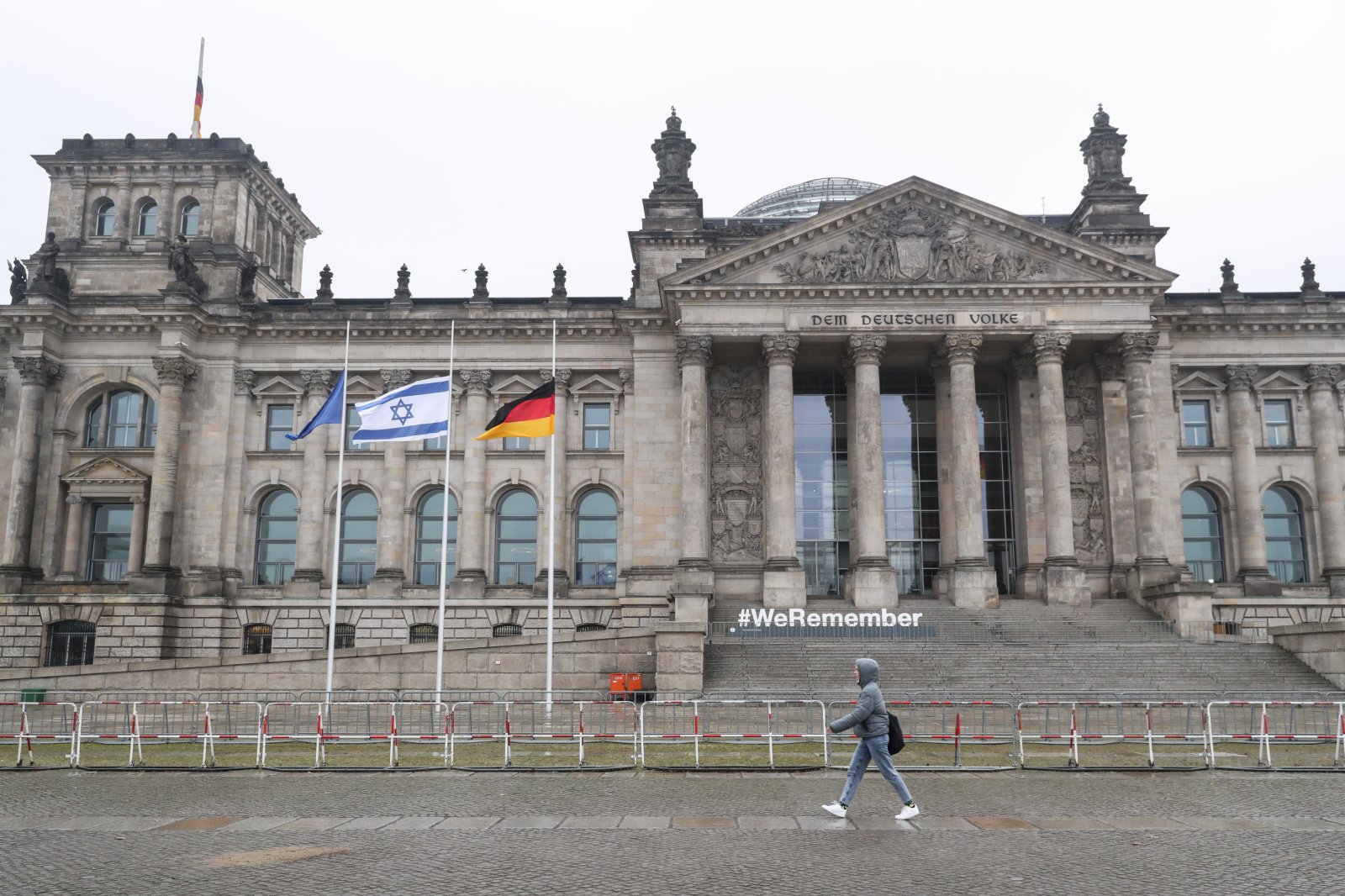 在德國首都柏林的德國國會大廈前，德國、以色列和歐盟旗幟降半旗。