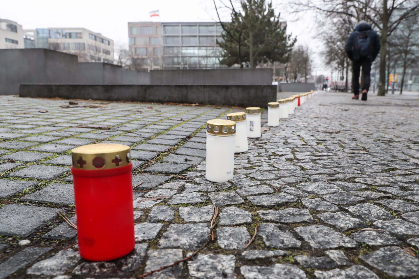 在德國首都柏林的歐洲被害猶太人紀念碑，一名行人經過放置在紀念碑旁的燭台。