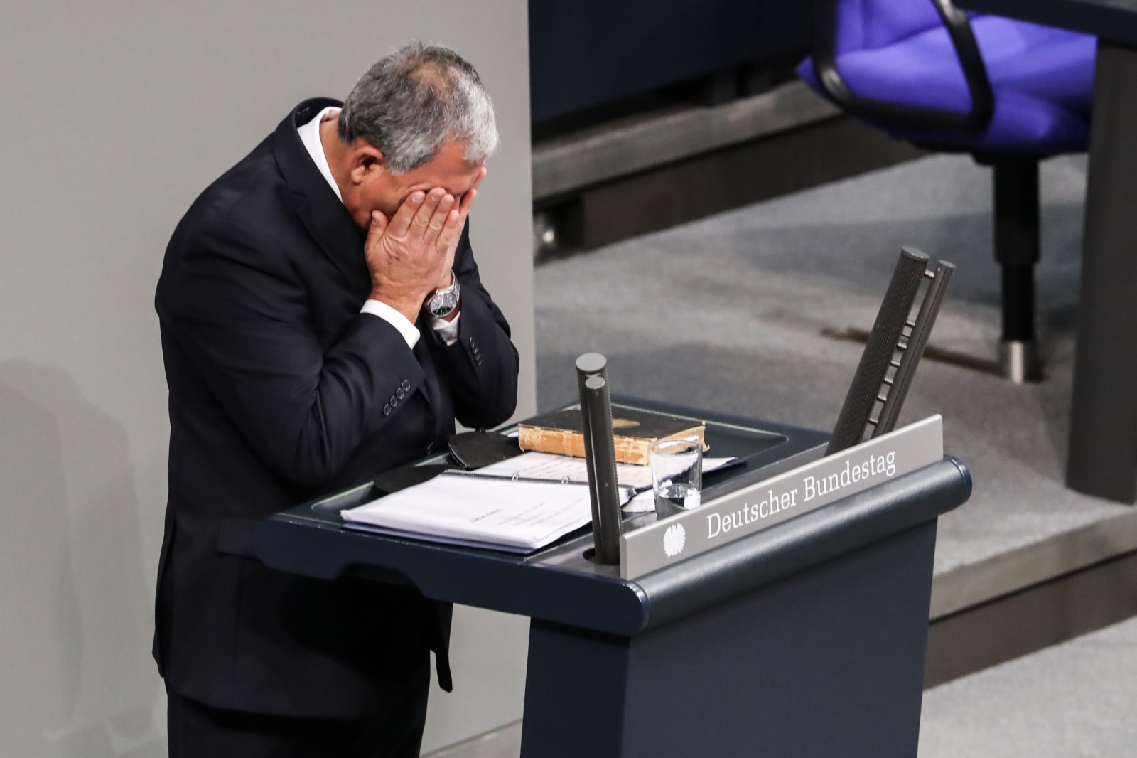 在德國首都柏林的德國國會大廈，以色列議會議長利維在紀念活動上致辭時哭泣。