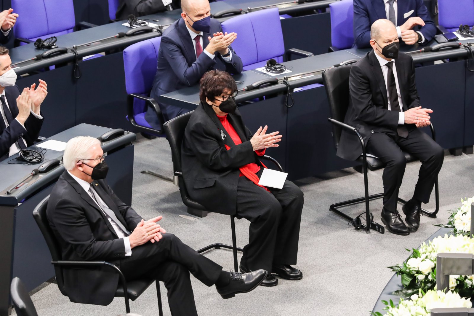在德國首都柏林的德國國會大廈，德國總理朔爾茨（前右）、大屠殺倖存者奧爾巴赫（前中）與德國總統施泰因邁爾（前左）出席紀念活動。
