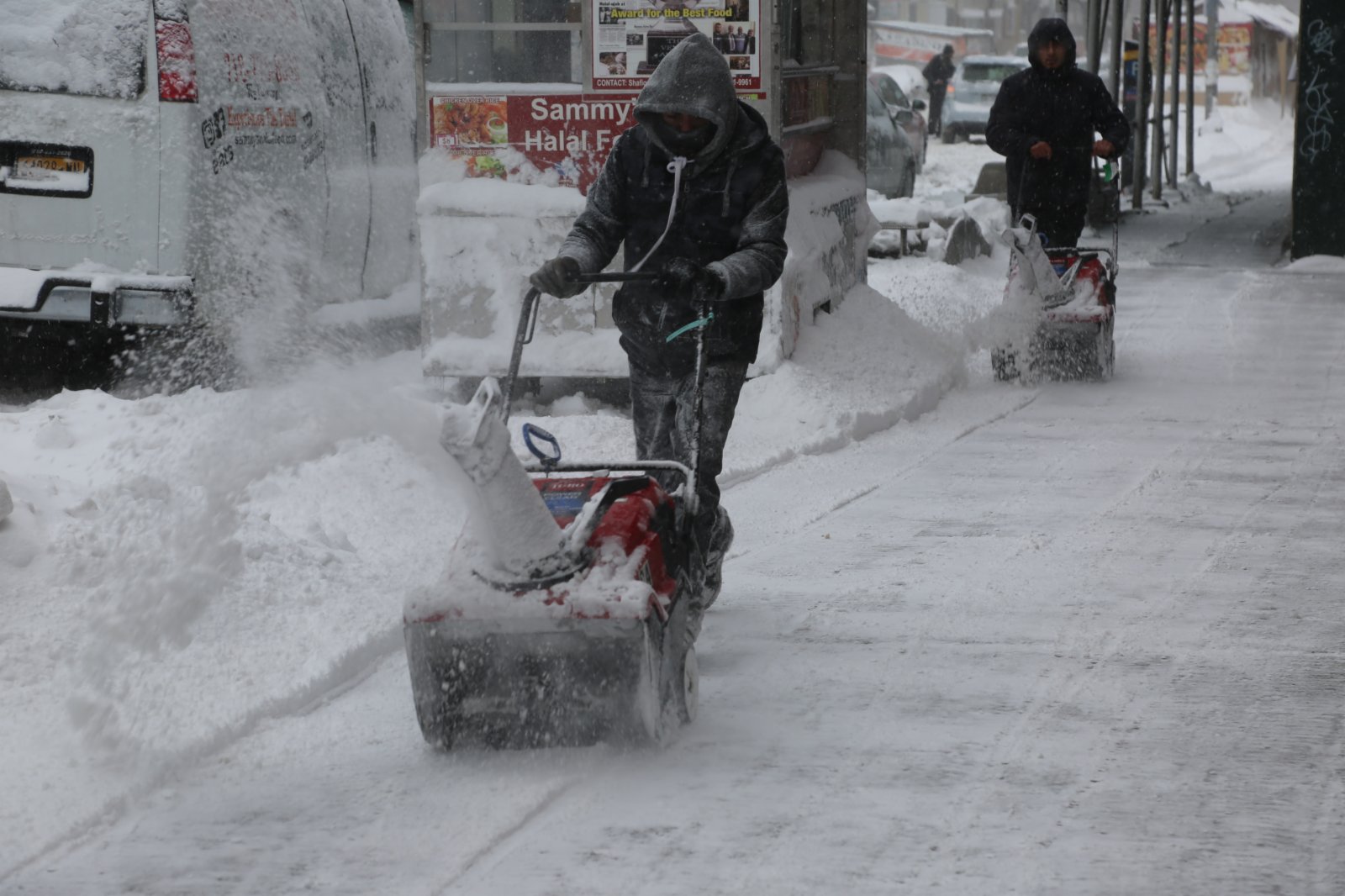 1月29日,居民在美國紐約清掃路上積雪。(新華社) 1月29日,居民在美國紐約清掃路上積雪。(新華社)