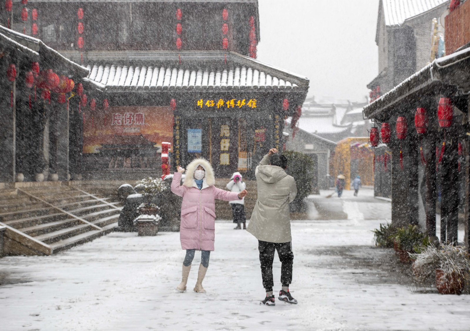2月7日，遊客在江蘇省泰州市鳳城河景區老街遊玩。