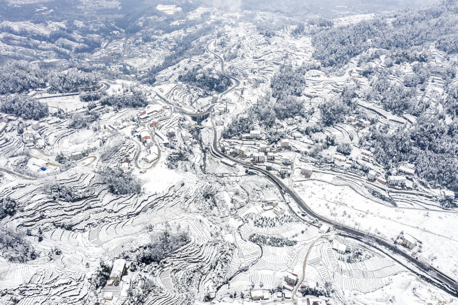 2月7日在湖北省宜昌市秭歸縣茅坪鎮花果園村拍攝的雪景。