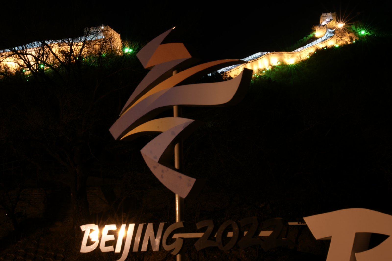 夜晚的北京八達(dá)嶺長(zhǎng)城燈光璀璨，與山腳下的奧運(yùn)標(biāo)誌遙相呼應(yīng)。美聯(lián)社