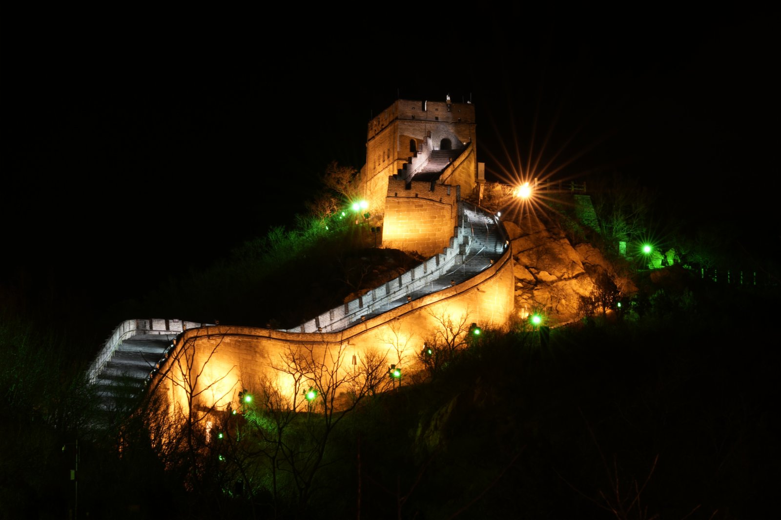 夜晚的北京八達(dá)嶺長(zhǎng)城燈光璀璨，與山腳下的奧運(yùn)標(biāo)誌遙相呼應(yīng)。美聯(lián)社