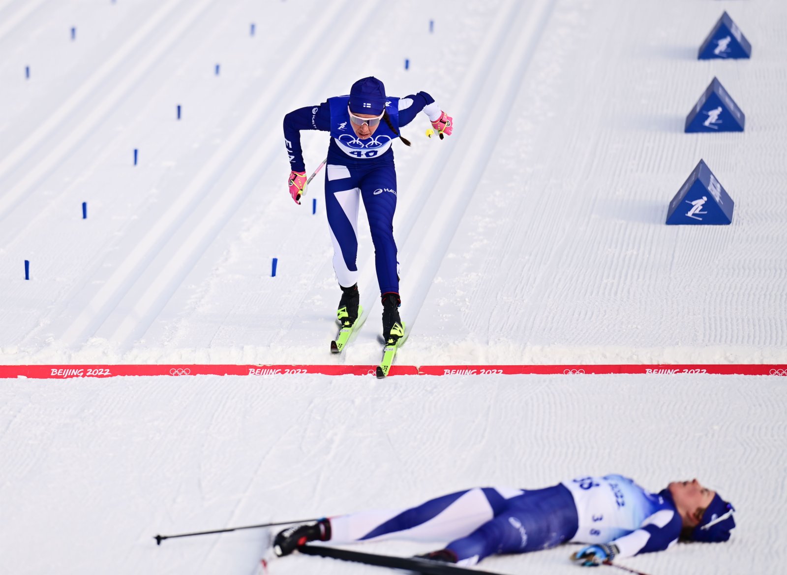 2月10日，芬蘭選手凱爾圖·尼斯卡寧（上）在比賽中衝過終點。（新華社）