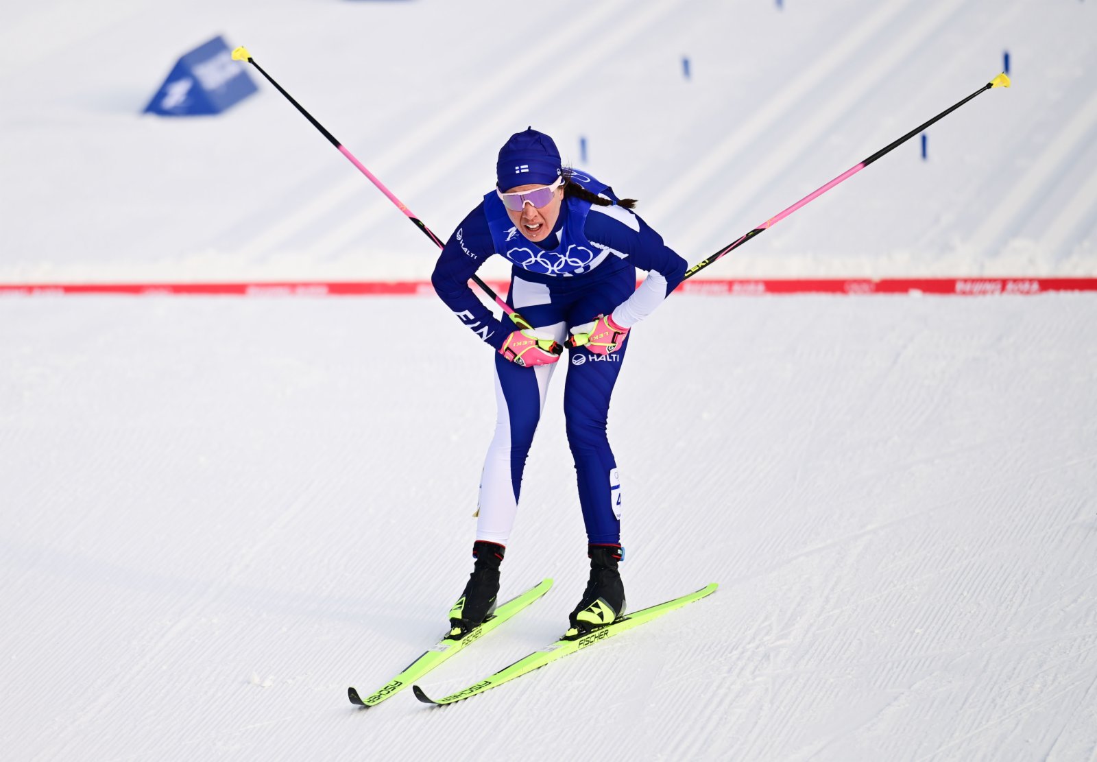 2月10日，芬蘭選手凱爾圖·尼斯卡寧在比賽中衝過終點。（新華社）