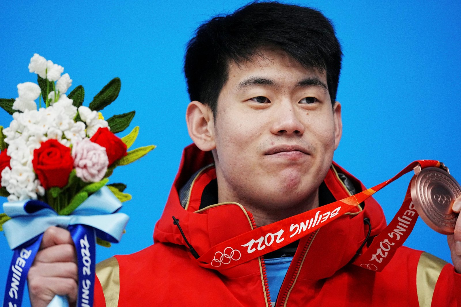 中國選手閆文港在獎牌頒發儀式上。新華社