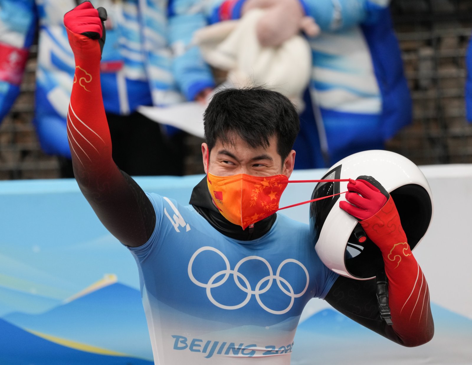 中國選手閆文港在比賽後。新華社