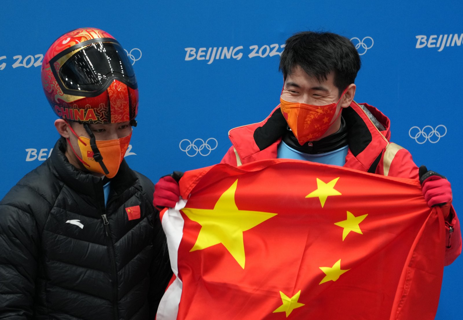 中國選手閆文港（右）和隊友殷正在比賽後。新華社