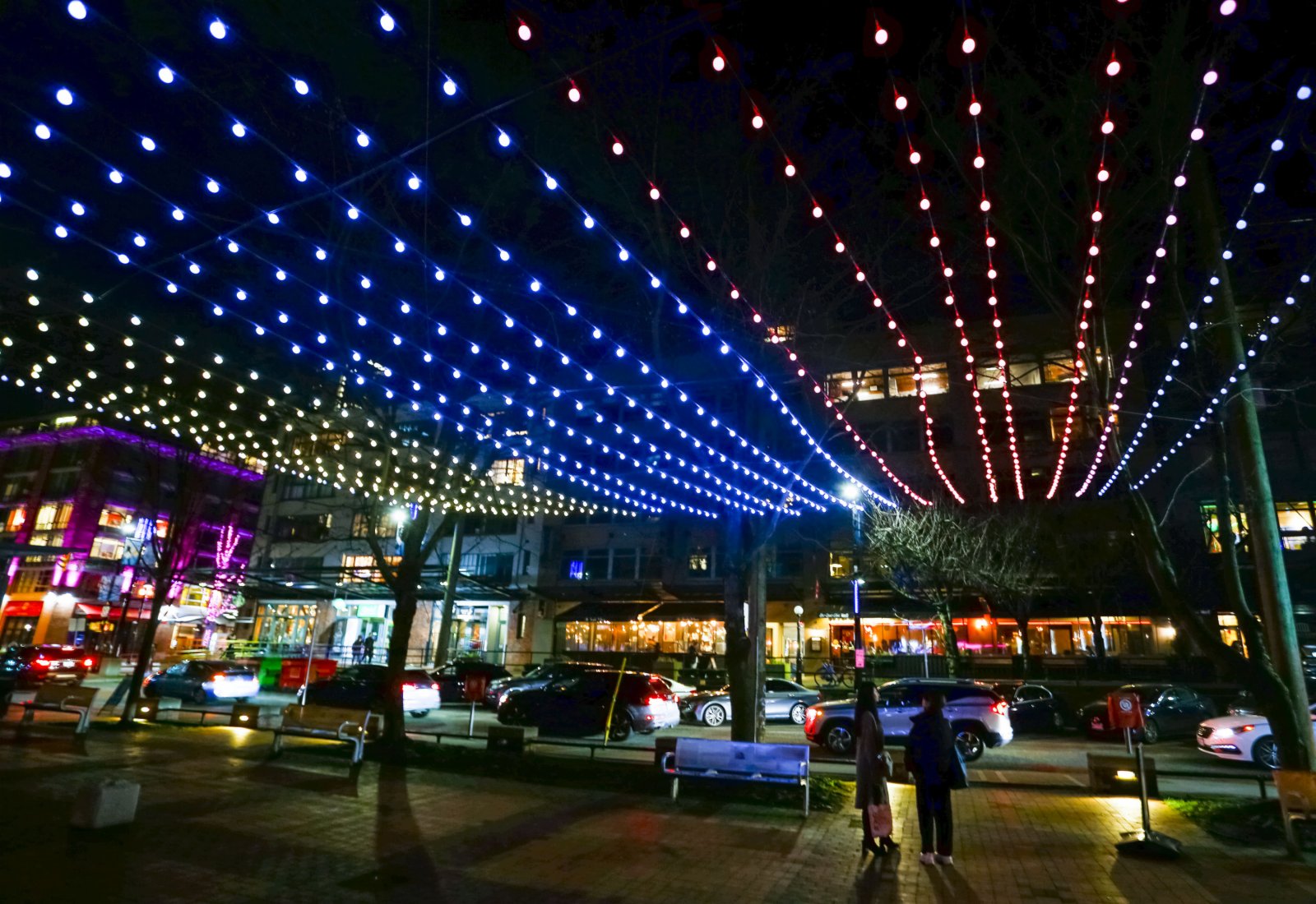 這是2月11日在加拿大溫哥華拍攝的互動燈光裝置。（新華社）