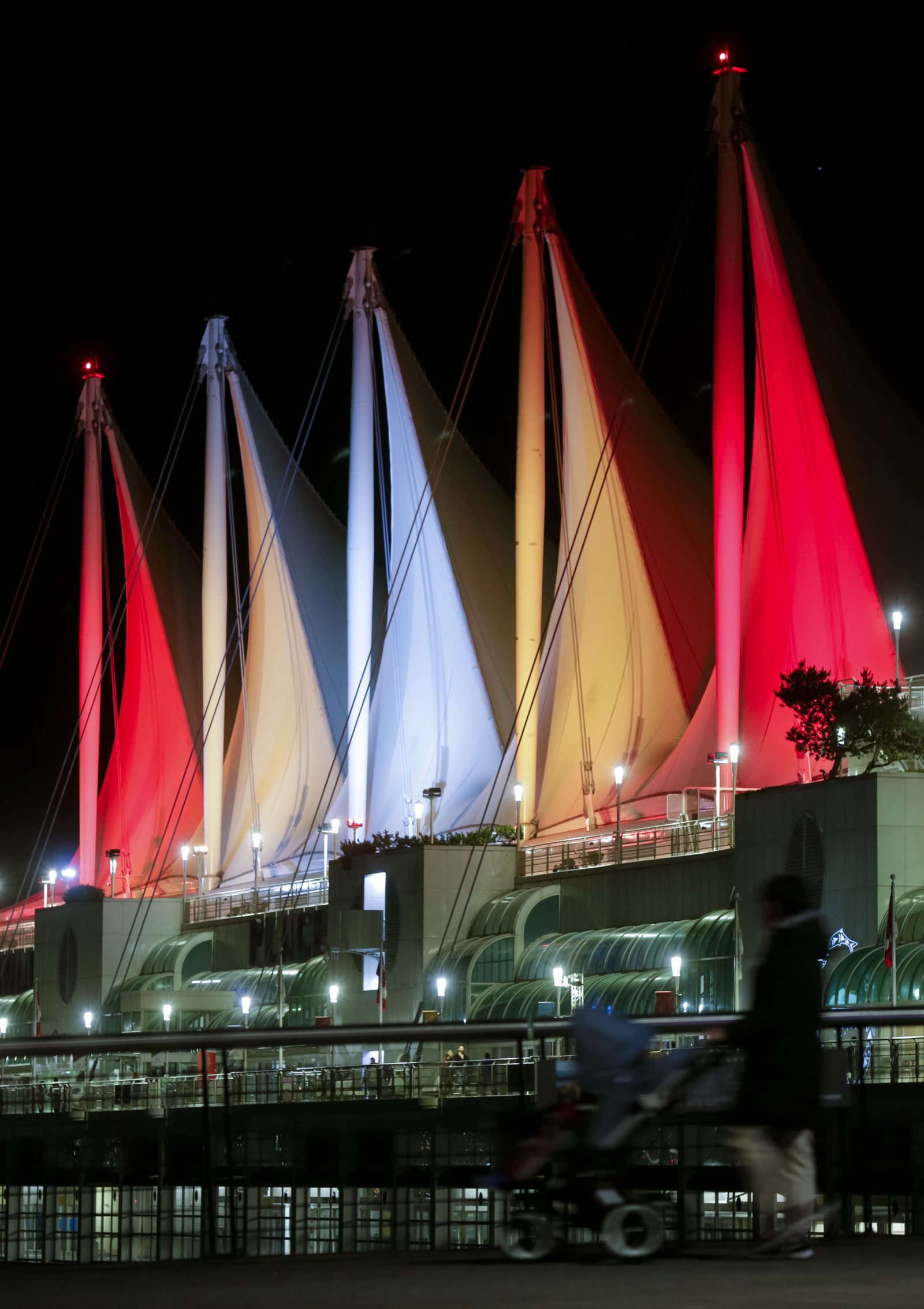 這是2月11日在加拿大溫哥華拍攝的建築物上的燈光裝置。（新華社）