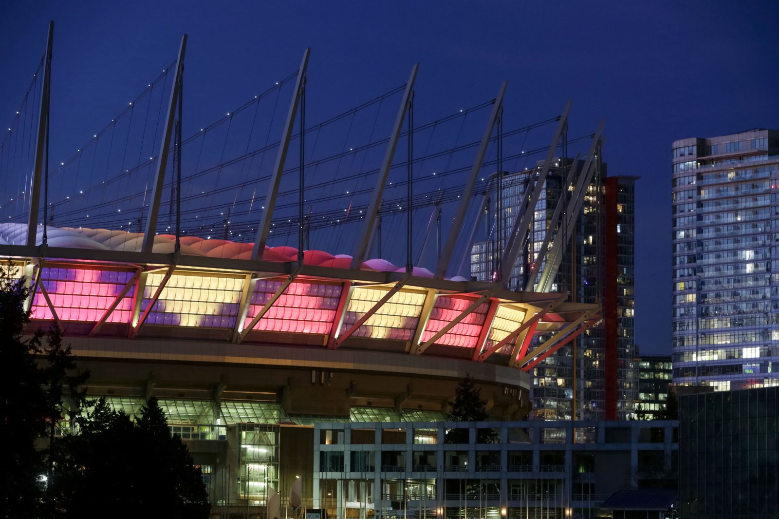 這是2月11日在加拿大溫哥華不列顛哥倫比亞省體育館展出的燈光裝置。（新華社）