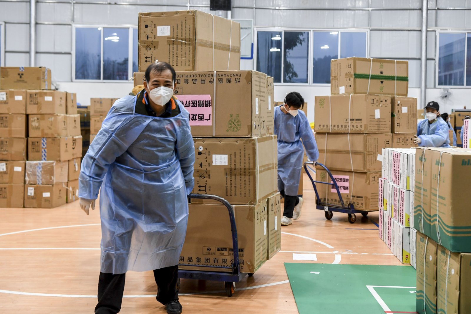 2月11日，在德保縣一處倉庫，工作人員在轉運接收的醫療物資。（新華社）